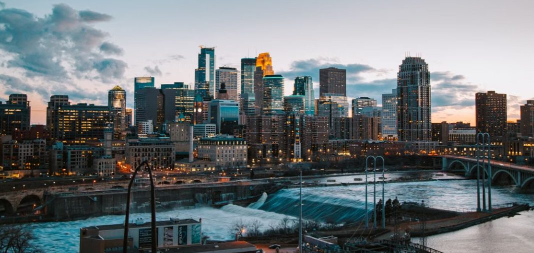 Minneapolis, Minnesota skyline over the Mississippi River near Pulltail trailer rental location