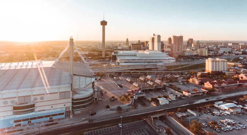 San Antonio, Texas skyline with the Tower of the Americas near Pulltail trailer rental location